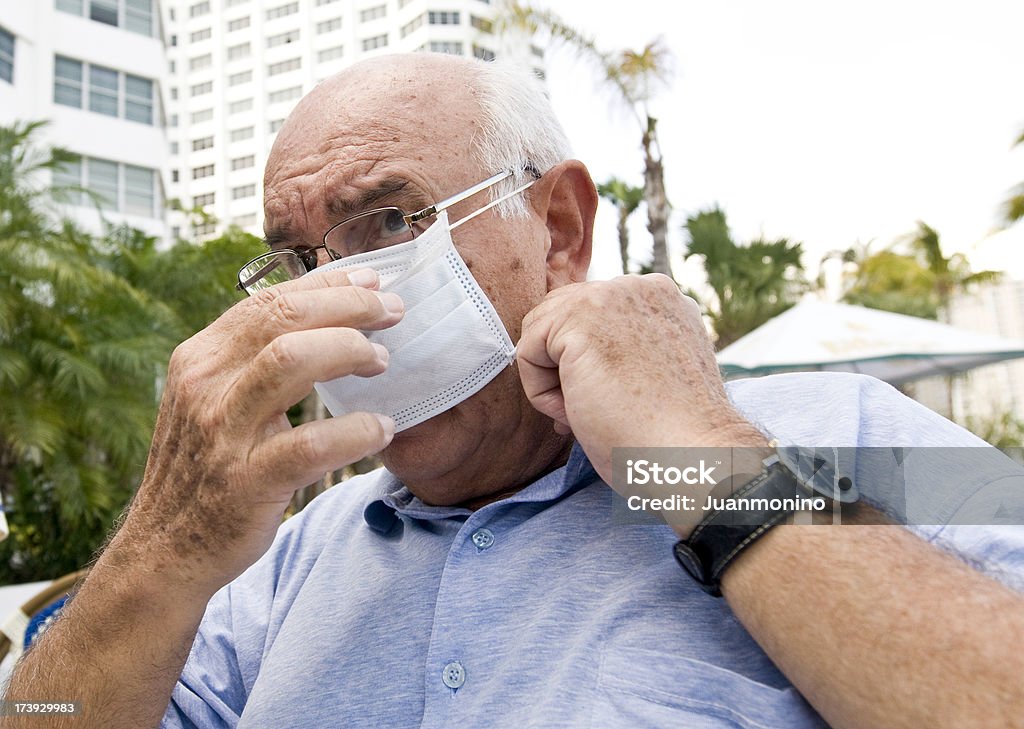 Ajuster le masque anti-grippe - Photo de Adulte libre de droits