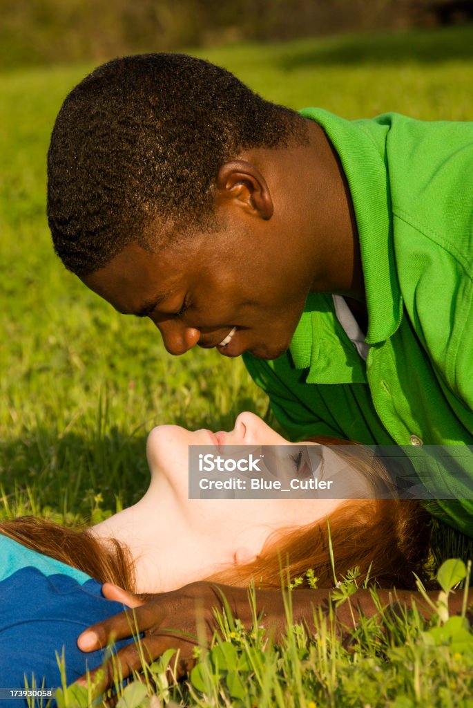 teen couple Multi-ethnique - Photo de Adolescence libre de droits