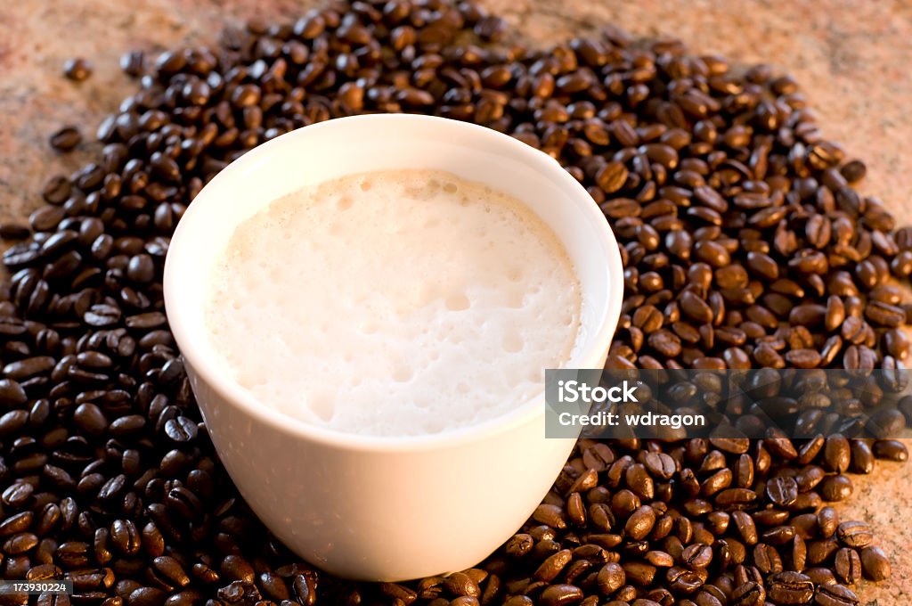 Taza de café en granos - Foto de stock de Adicción libre de derechos