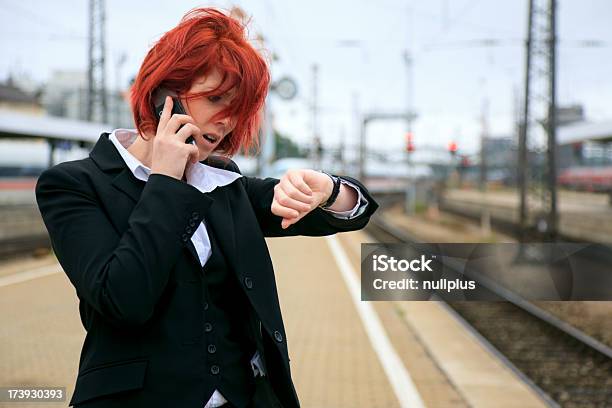 Geschäftsfrau Bereit Für Den Zug Stockfoto und mehr Bilder von Abwarten - Abwarten, Am Telefon, Arbeiten