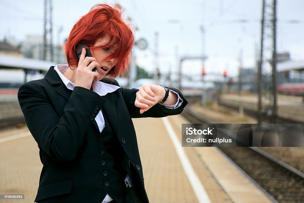 Donna d'affari in attesa del treno - Foto stock royalty-free di Adulto
