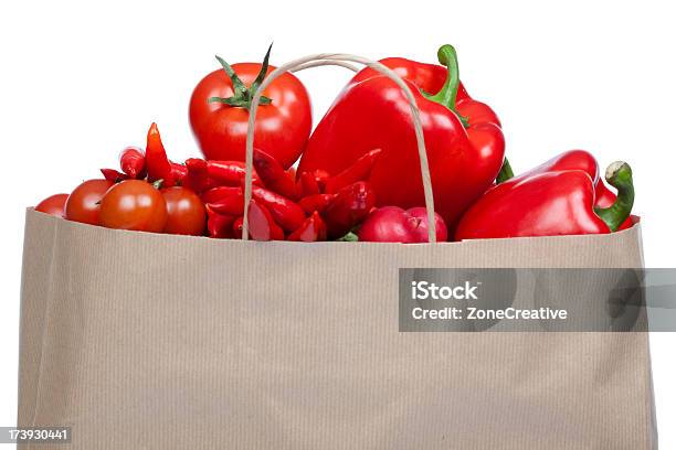 Frutas Vegetais Vermelho Composição Em Papel Saco De Compras Isolado W - Fotografias de stock e mais imagens de Alimentação Saudável