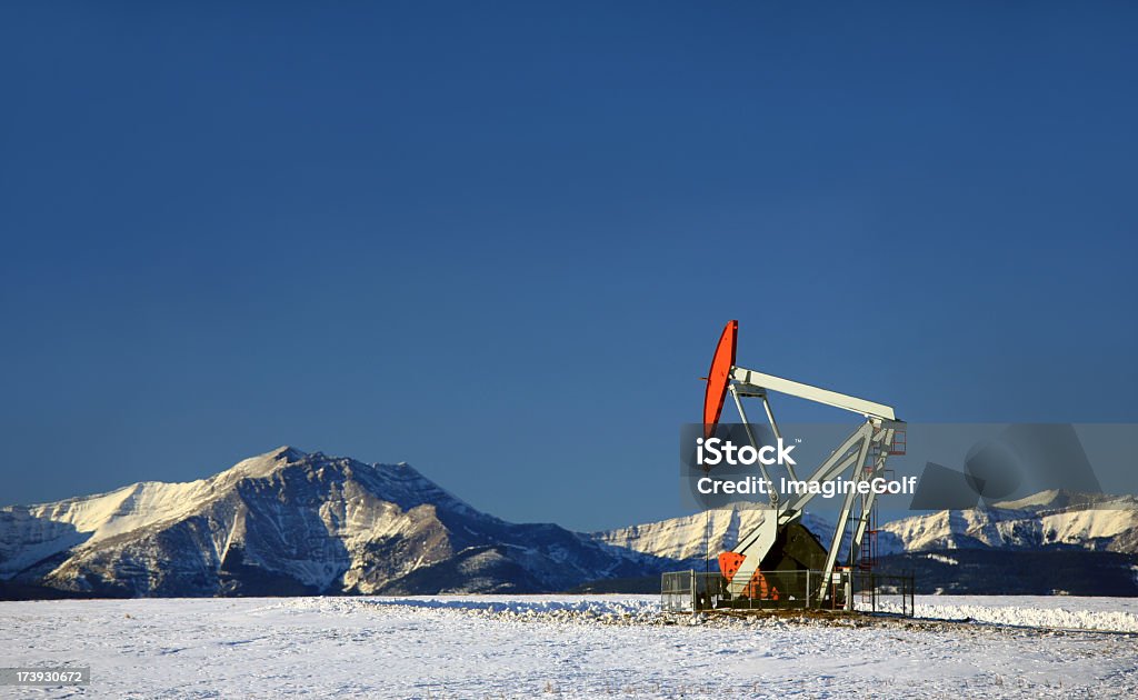 레드 Pumpjack 겨울 - 로열티 프리 석유 스톡 사진