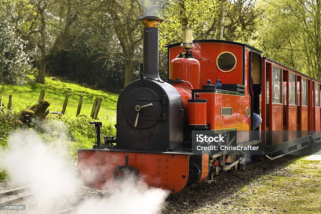 Trem a vapor vermelho com o movimento de frente sede em ação - Foto de stock de Apito - Objeto manufaturado royalty-free