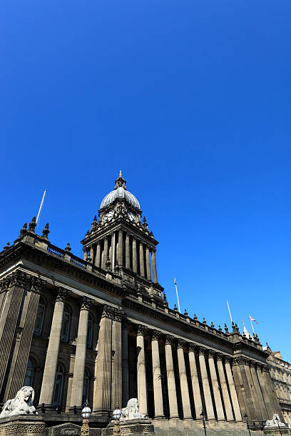 leeds town hall - leeds england leeds town hall town town hall fotografías e imágenes de stock