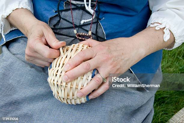 Mãos De Um Fabricante De Melão Cesto - Fotografias de stock e mais imagens de Fazer Cestos - Fazer Cestos, Adulto, Arte e Artesanato - Arte visual