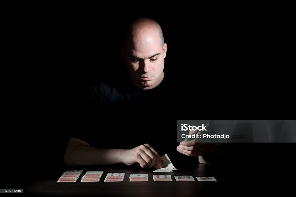 Uomo che giocano a carte - Foto stock royalty-free di Adulto