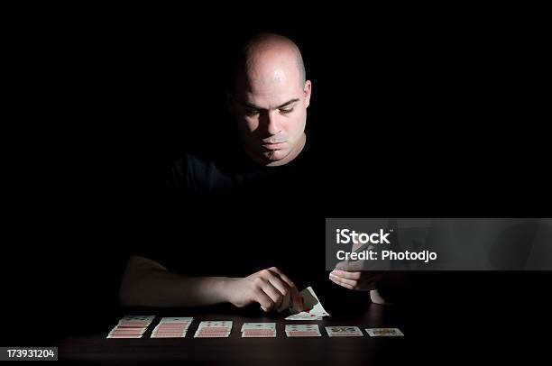 Uomo Che Giocano A Carte - Fotografie stock e altre immagini di Adulto - Adulto, Carte da gioco, Carte per il gioco del solitario