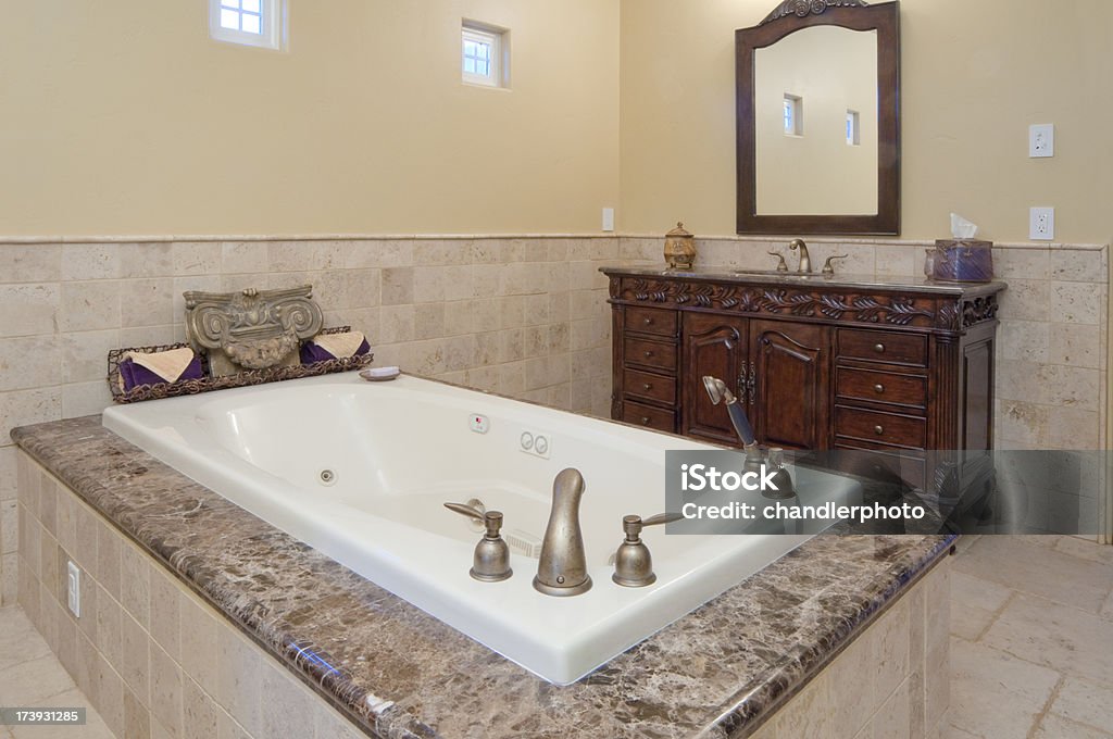 Adobe, elegante baño con azulejos de piedra - Foto de stock de Bañera libre de derechos