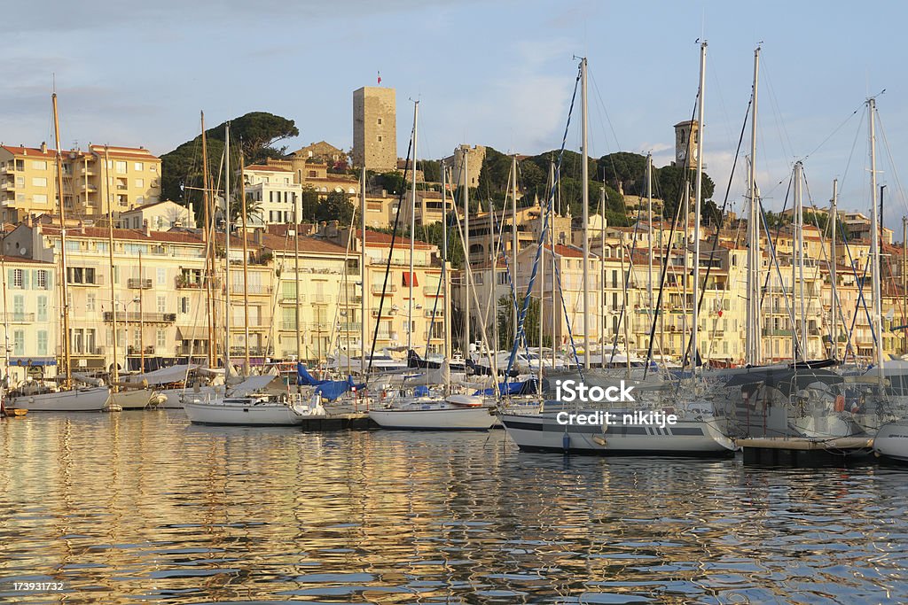 Cannes nel morninig visto attraverso Albero di barche a vela - Foto stock royalty-free di Acqua
