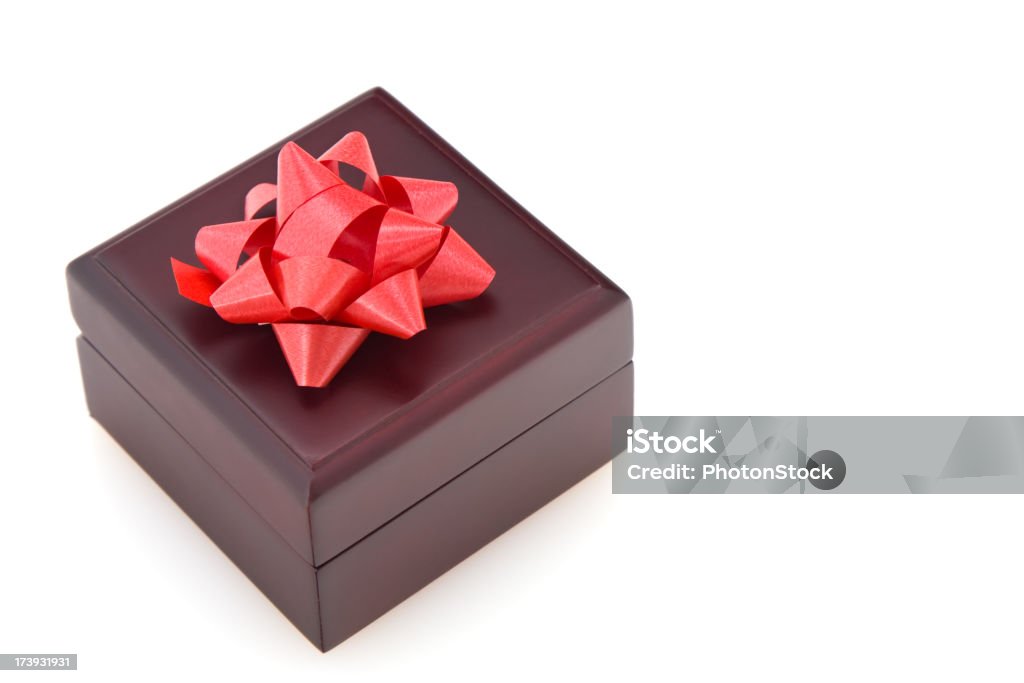 Marrón de madera caja de regalo con lazo de Color rojo - Foto de stock de Caja libre de derechos