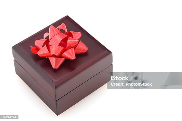 Brązowe Drewniane Pudełko Na Prezent Z Kokardą Czerwony Kolor - zdjęcia stockowe i więcej obrazów Bez ludzi