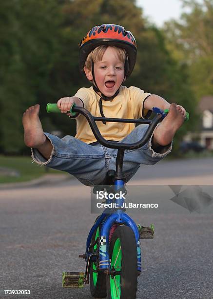 Wooowhooo Corsa In Bici - Fotografie stock e altre immagini di Bambino - Bambino, Bicicletta, Ciclismo