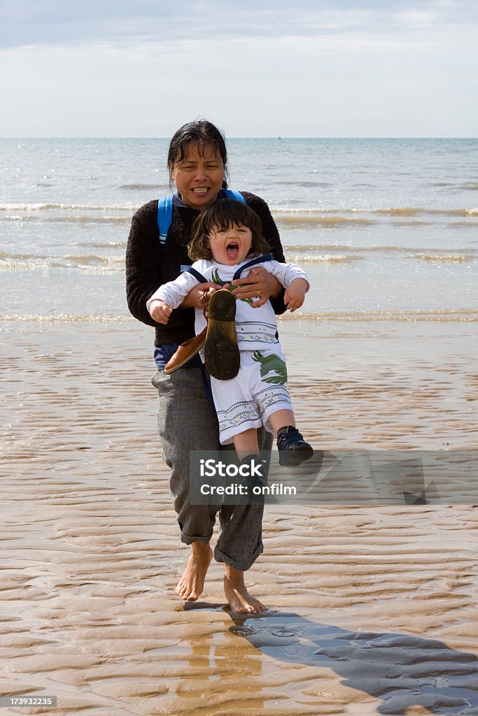 Madre Sì primi passi dal mare - Foto stock royalty-free di 18-23 mesi