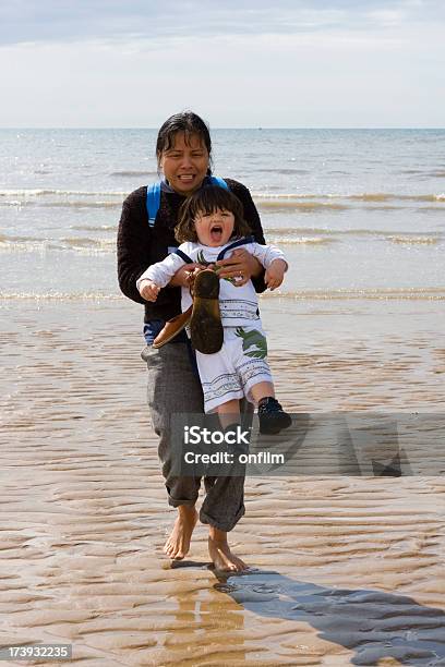 Madre Sì Primi Passi Dal Mare - Fotografie stock e altre immagini di 18-23 mesi - 18-23 mesi, Abbigliamento casual, Accudire