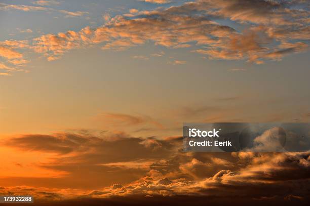 Nubes Al Atardecer Foto de stock y más banco de imágenes de Belleza de la naturaleza - Belleza de la naturaleza, Cielo, Clima