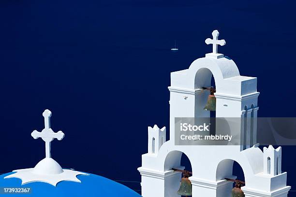 Православная Церковь С Знаменитые Голубые Купола На Санторини — стоковые фотографии и другие картинки Firostefani