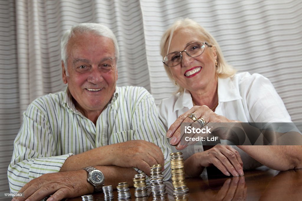 Senior par de apilamiento de monedas - Foto de stock de 60-69 años libre de derechos