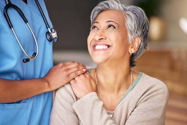 看護師、年配の女性、そして快適な笑顔、手をつなぐ、または老人ホームでの老人ホームのサポート。医師、医療従事者、または介護者で、社内での助け、信頼、またはサービスに対する優� - 患者 ストックフォトと画像