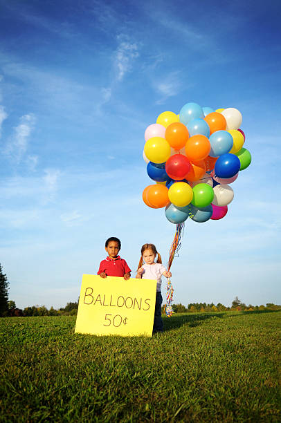 소년만 및 여자아이 영업에서의 풍선 외부 - child balloon selling sign 뉴스 사진 이미지