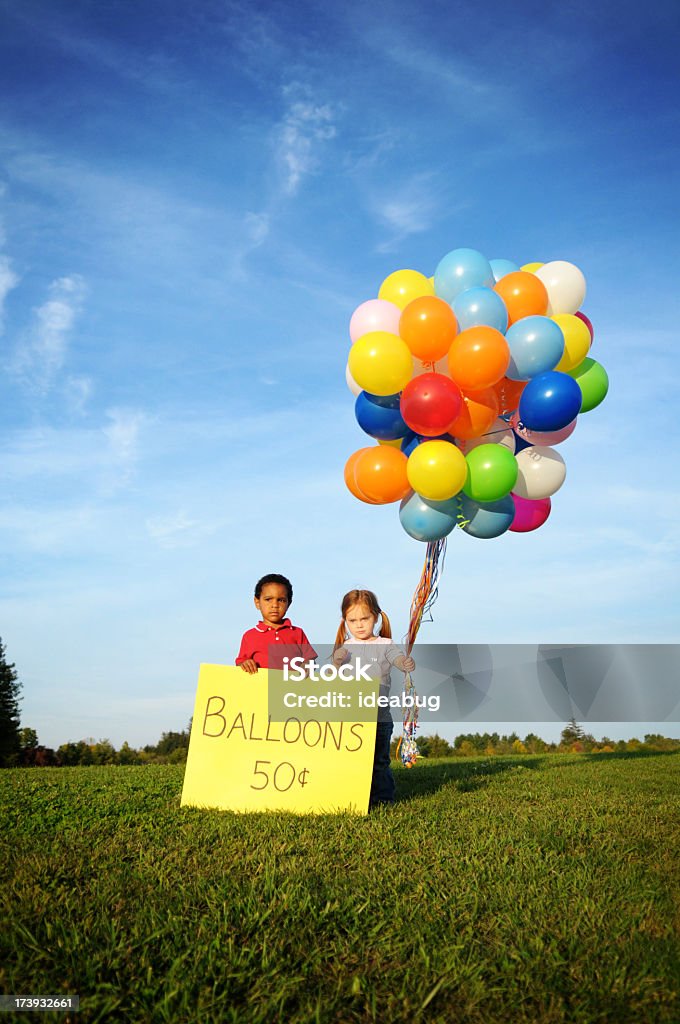 Rapaz e rapariga balões de venda fora - Royalty-free 2-3 Anos Foto de stock