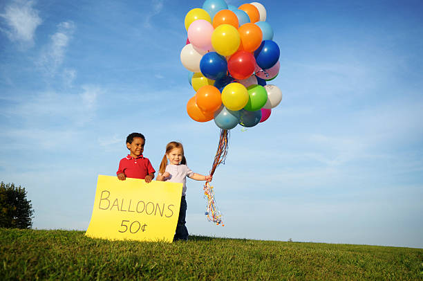 소년만 및 여자아이 영업에서의 풍선 외부 - child balloon selling sign 뉴스 사진 이미지