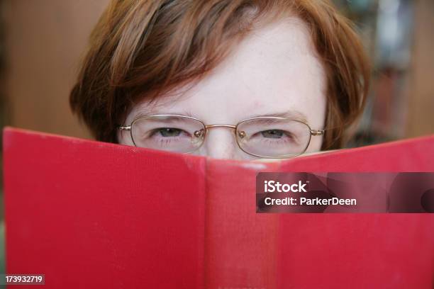 Foto de Scowling Adolescente Lendo Um Livro e mais fotos de stock de Apertar os Olhos - Apertar os Olhos, Ler, Adolescente