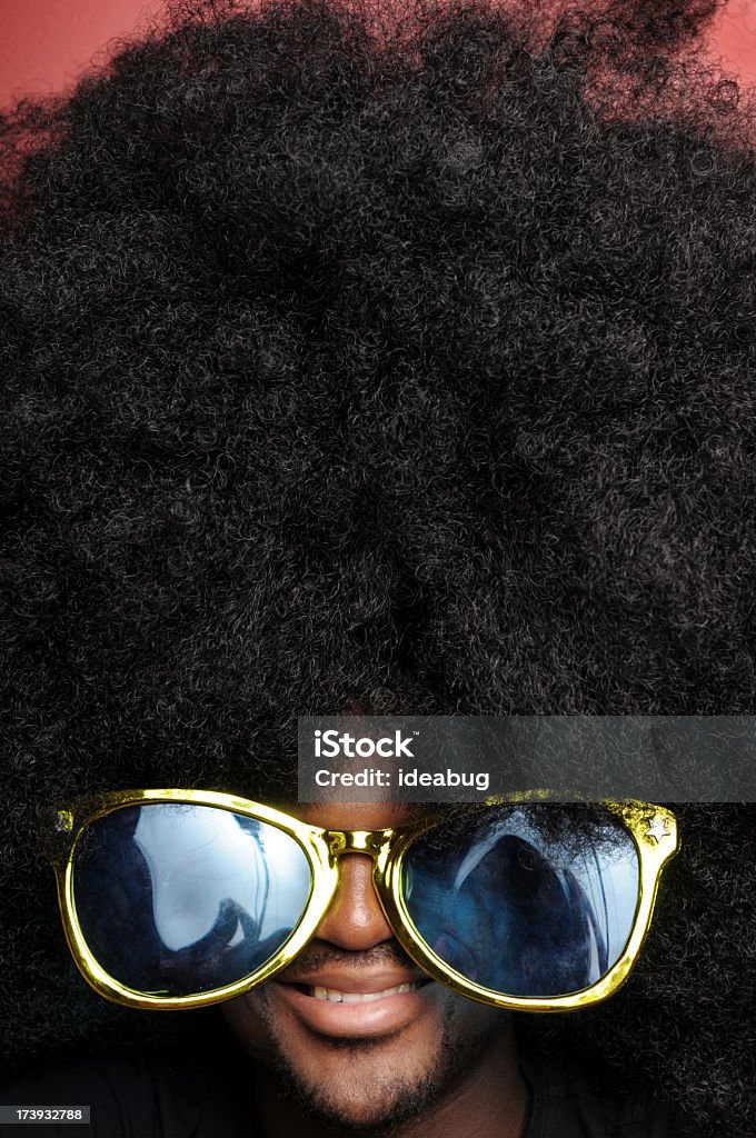 Heureux Afro homme avec des lunettes de soleil - Photo de Coiffure afro libre de droits