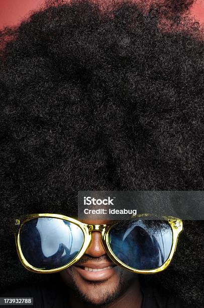 Photo libre de droit de Heureux Afro Homme Avec Des Lunettes De Soleil banque d'images et plus d'images libres de droit de Coiffure afro - Coiffure afro, 1970-1979, 20-24 ans