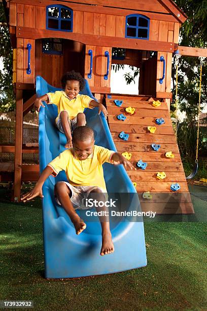 Kinder Spielen Auf Folie Stockfoto und mehr Bilder von Kind - Kind, Schulhof, Rutsche