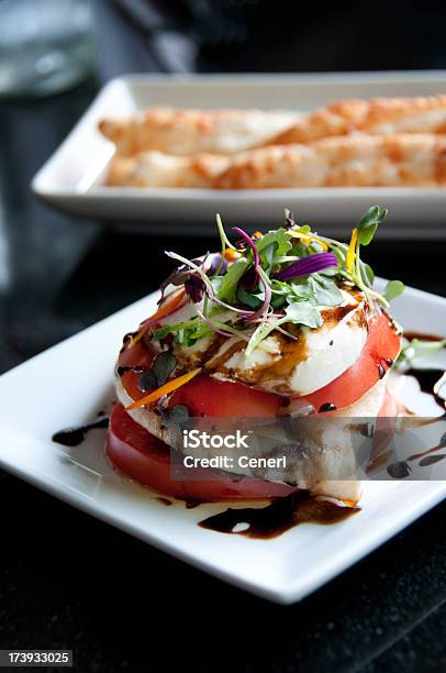 Sałatka Caprese - zdjęcia stockowe i więcej obrazów Mozzarella - Mozzarella, Sałatka, Sałatka caprese