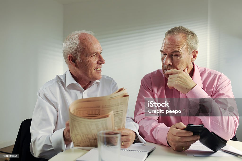senior hombre de negocios en la sala de reuniones - Foto de stock de 60-64 años libre de derechos