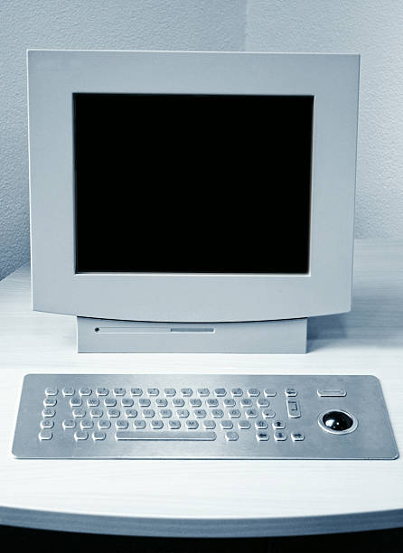 perfuração branco computador de secretária e o plano do teclado - arbeitsamt imagens e fotografias de stock