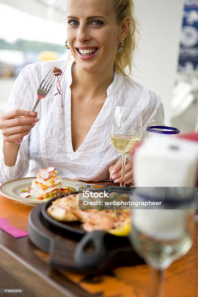 Comer de pescados y mariscos - Foto de stock de Comer libre de derechos