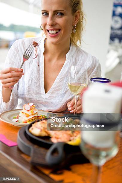 Comer Frutos Do Mar - Fotografias de stock e mais imagens de Comer - Comer, Mulheres, Peixe