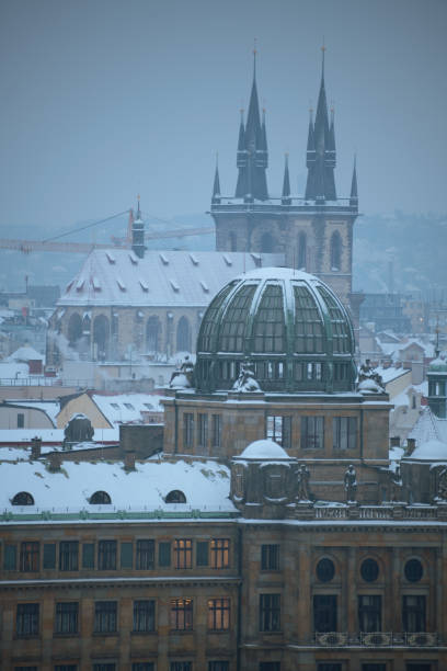 paesaggio in inverno a praga, repubblica ceca - medieval autumn cathedral vertical foto e immagini stock