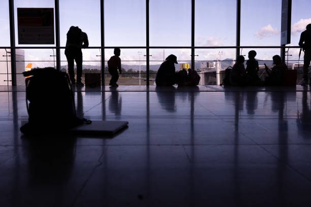 sombra de personas esperando para embarcar en el aeropuerto - leaving business landscape men fotografías e imágenes de stock