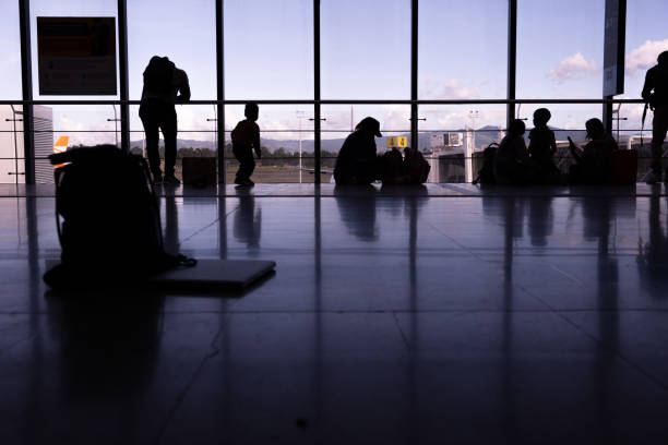 l’ombre des personnes qui attendent d’embarquer à l’aéroport - leaving business landscape men photos et images de collection