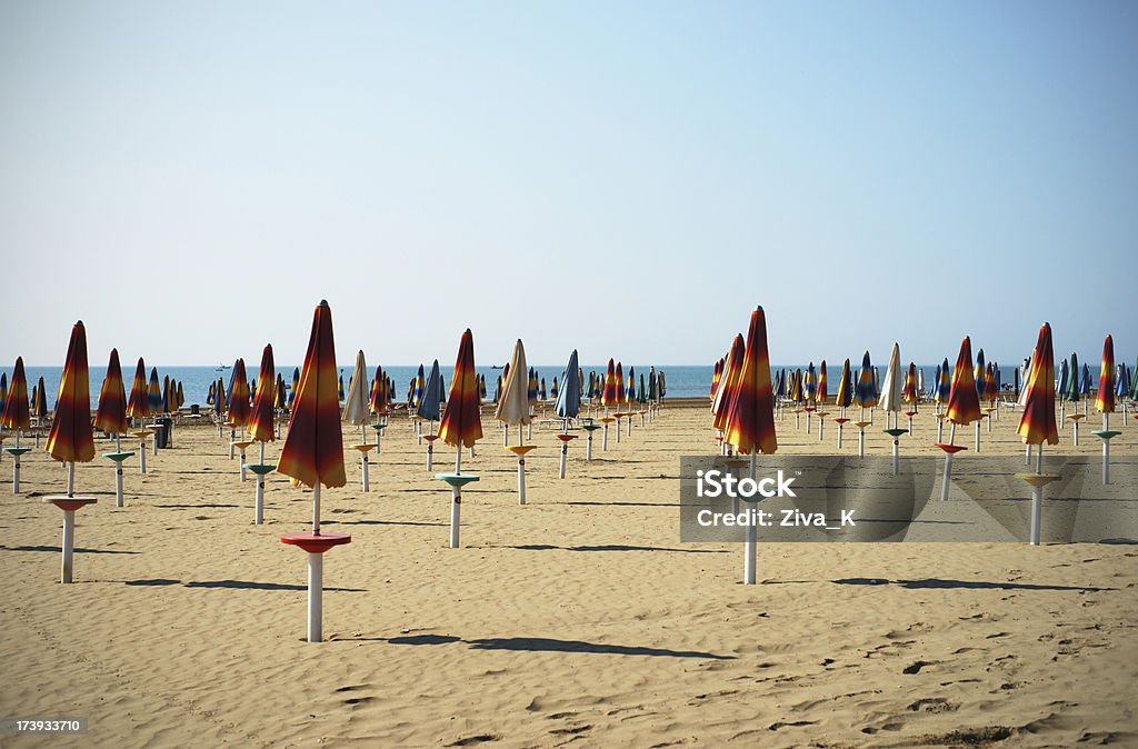 Guarda-sóis na praia de areia - Royalty-free Areia Foto de stock