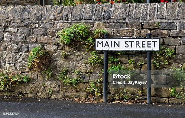 Main Street - 道路名の標識のストックフォトや画像を多数ご用意 - 道路名の標識, イギリス, 道路標識