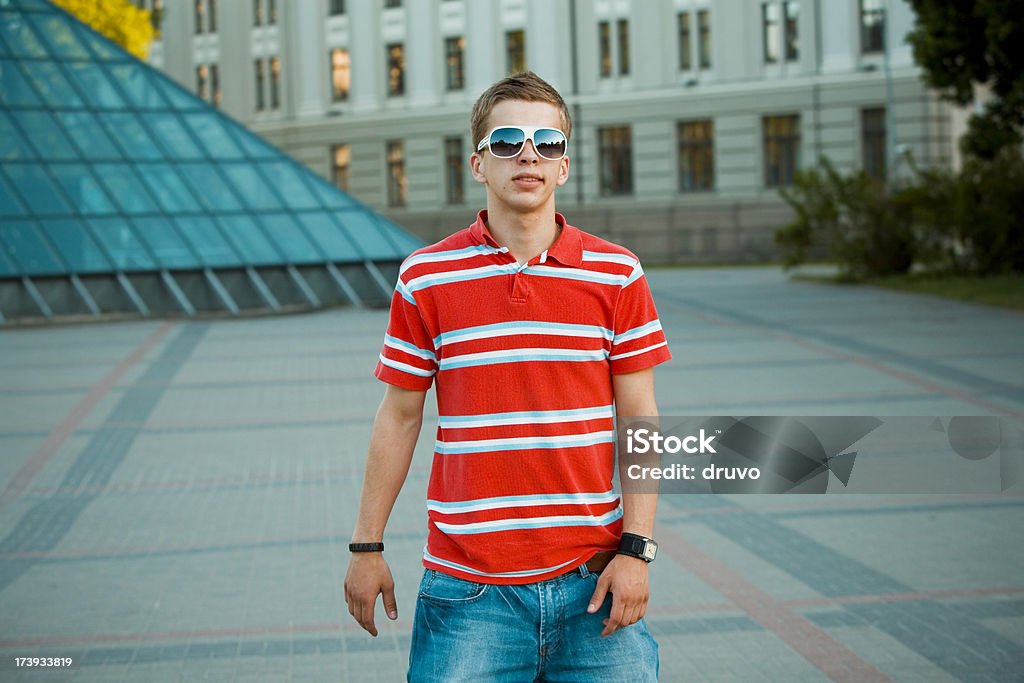 Retrato de um jovem rapaz conteúdo - Foto de stock de 20-24 Anos royalty-free