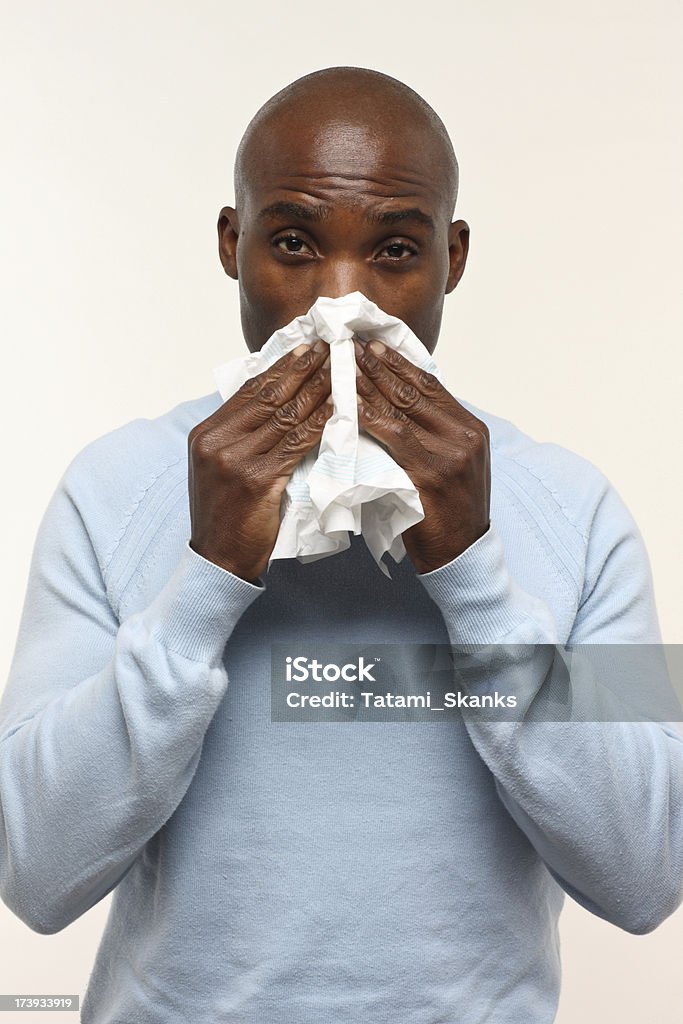 Homem soprando seu nariz com lenços - Foto de stock de Adulto royalty-free