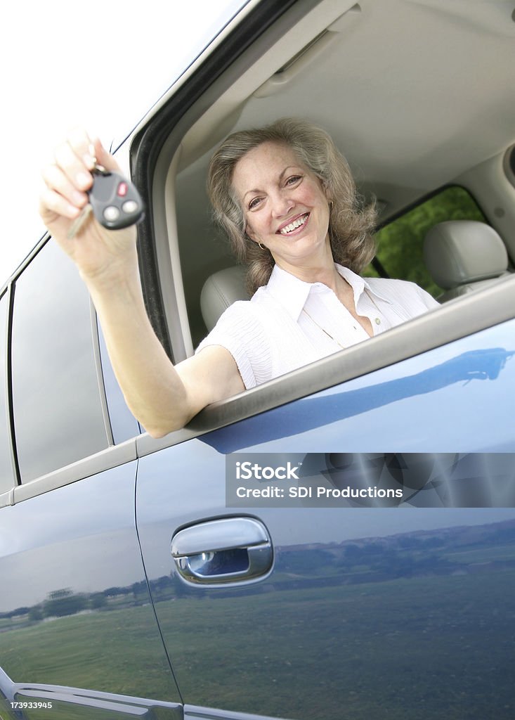 Joyeux adulte Senior tenant les clés de voiture - Photo de Activité de loisirs libre de droits