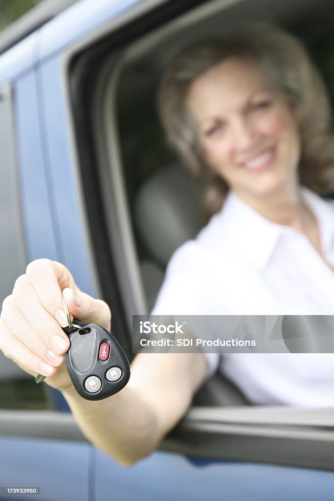 Enfoque en las llaves de la tercera edad en su coche - Foto de stock de 50-59 años libre de derechos
