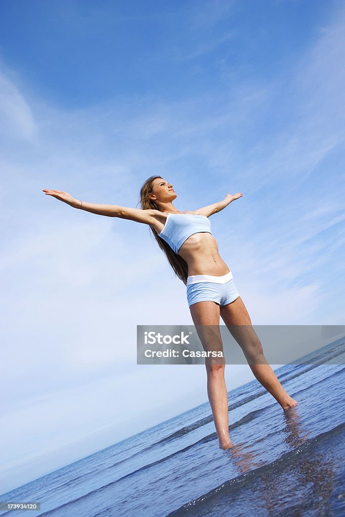 Kobieta ćwiczenia na plaży - Zbiór zdjęć royalty-free (Aktywny tryb życia)