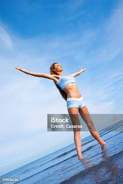 Kobieta Ćwiczenia Na Plaży - zdjęcia stockowe i więcej obrazów Aktywny tryb życia - Aktywny tryb życia, Bezchmurne niebo, Ciało ludzkie