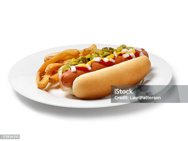 Carregado Cachorroquente Com Batatas Fritas - Fotografias de stock e mais imagens de Cachorro-quente - Cachorro-quente, Prato, Figura para recortar