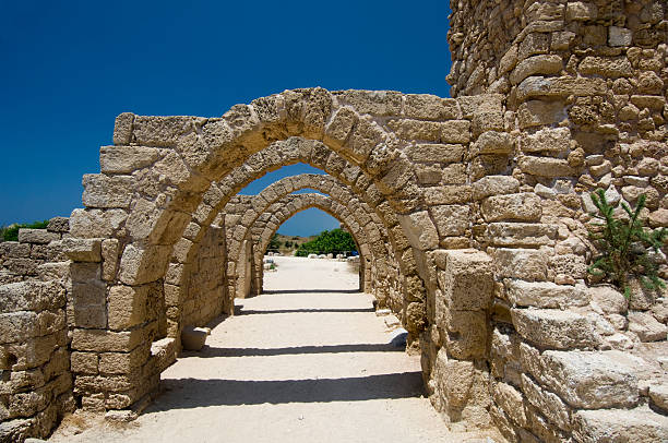 арка разоряет - caesarea стоковые фото и изображения