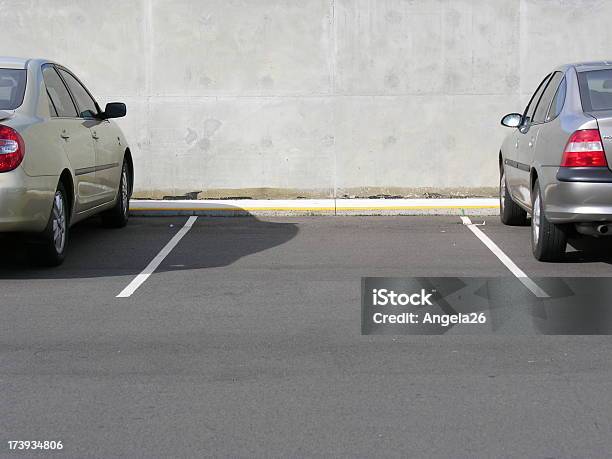 Foto de Vaga Do Estacionamento De Carros e mais fotos de stock de Estacionamento de carros - Estacionamento de carros, Carro, Vazio