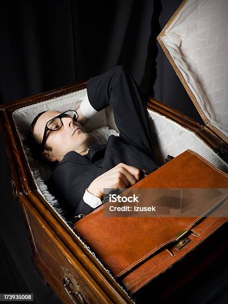 변호사 라잉 Coffin 관-제작물에 대한 스톡 사진 및 기타 이미지 - 관-제작물, 열다, 갈색